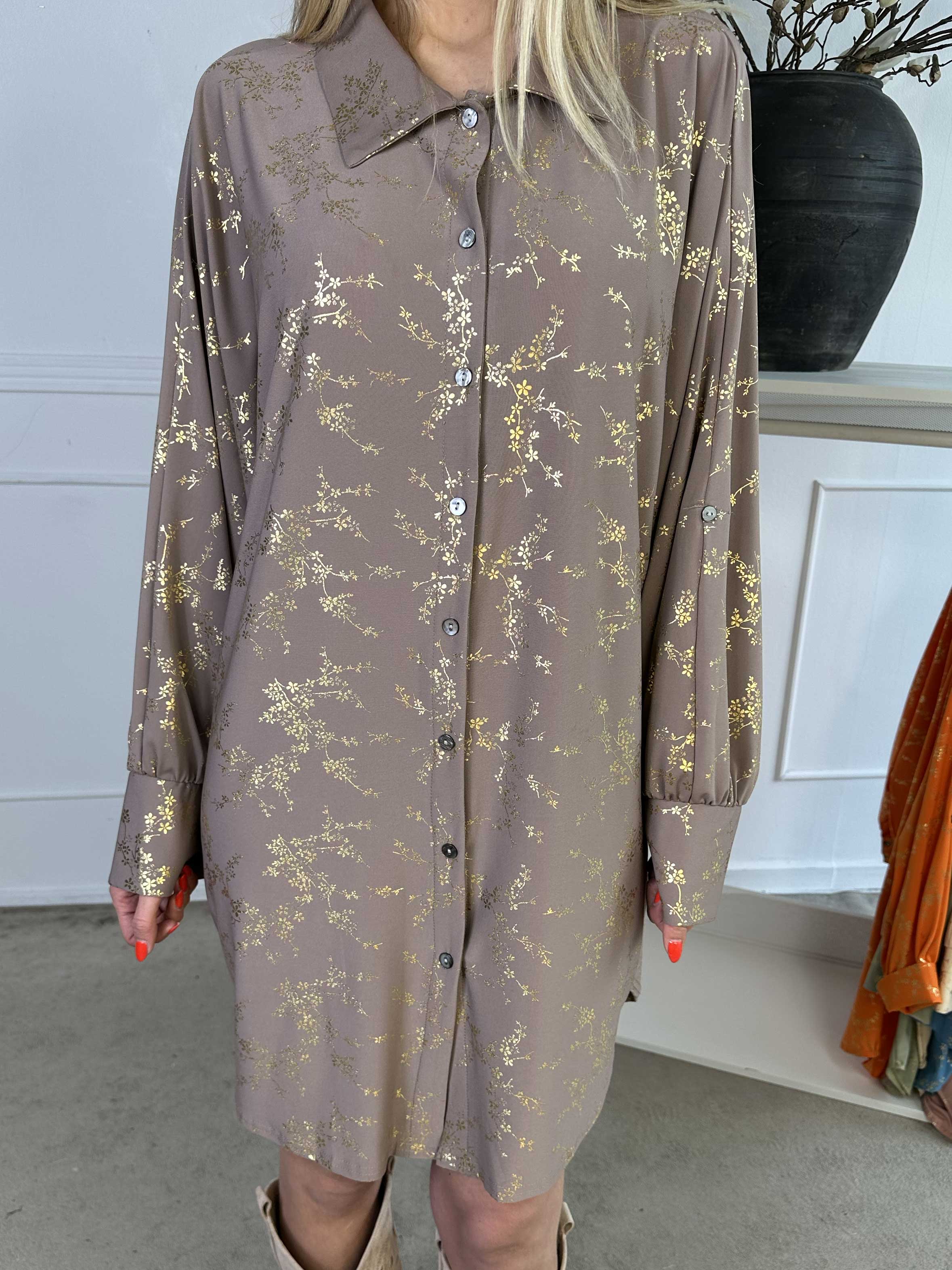 Mia Gold - Elastisk skjortekjole med gulddetaljer